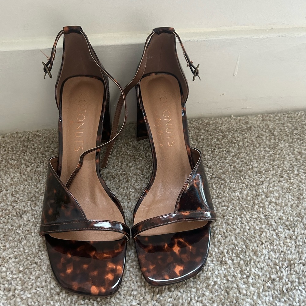 Coconuts by Matisse Tortoise Block Heel Sandal Size 7 Never Worn